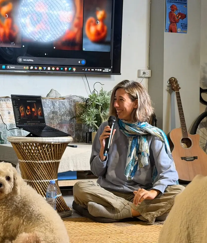 פיי פלג מעבירה סדנה